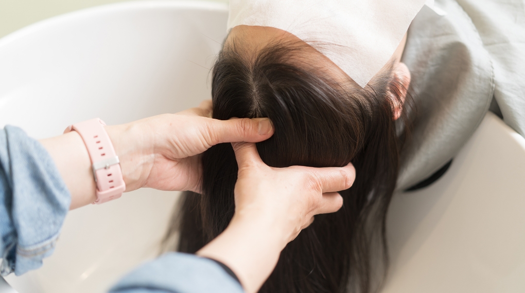 髪と頭皮にやさしい施術